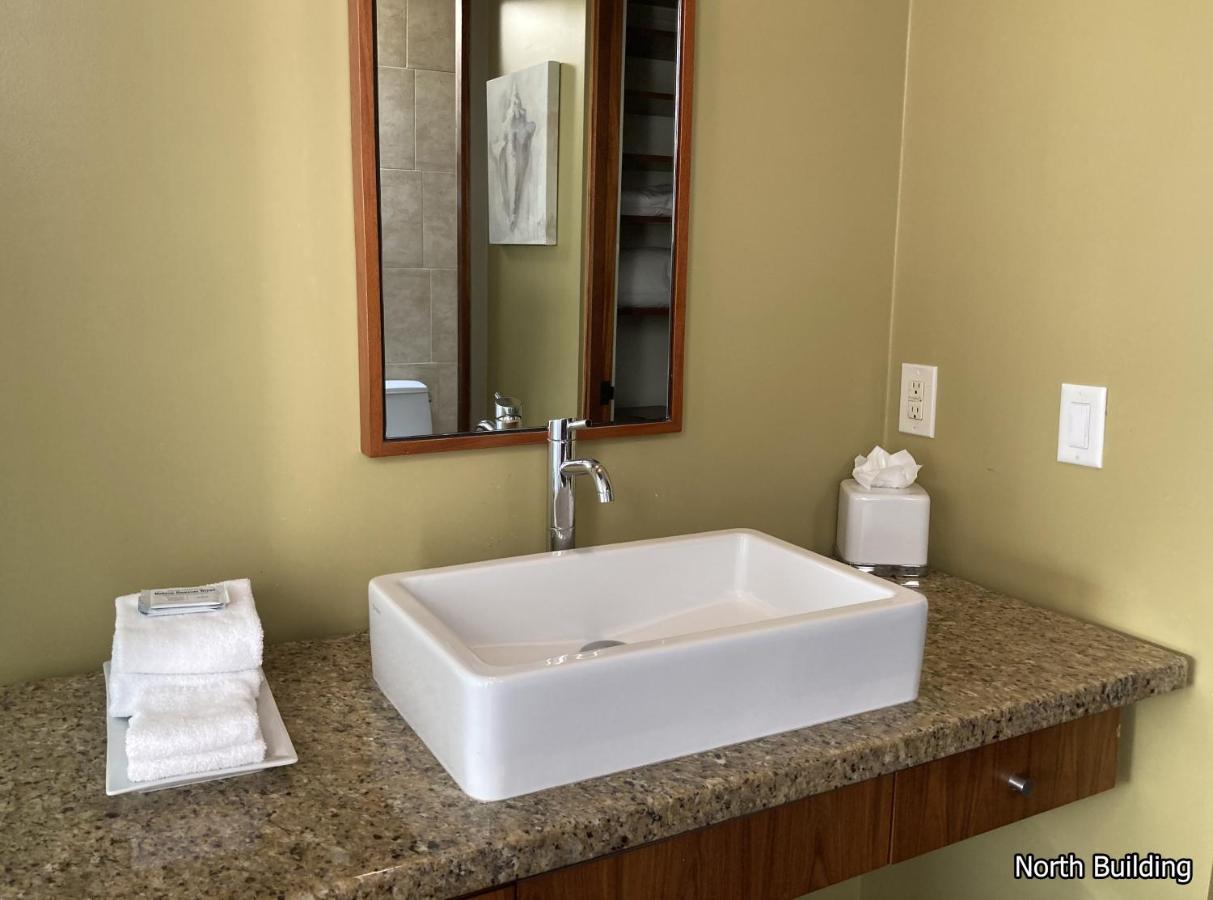 Deluxe PCH Queen Room [North Building]